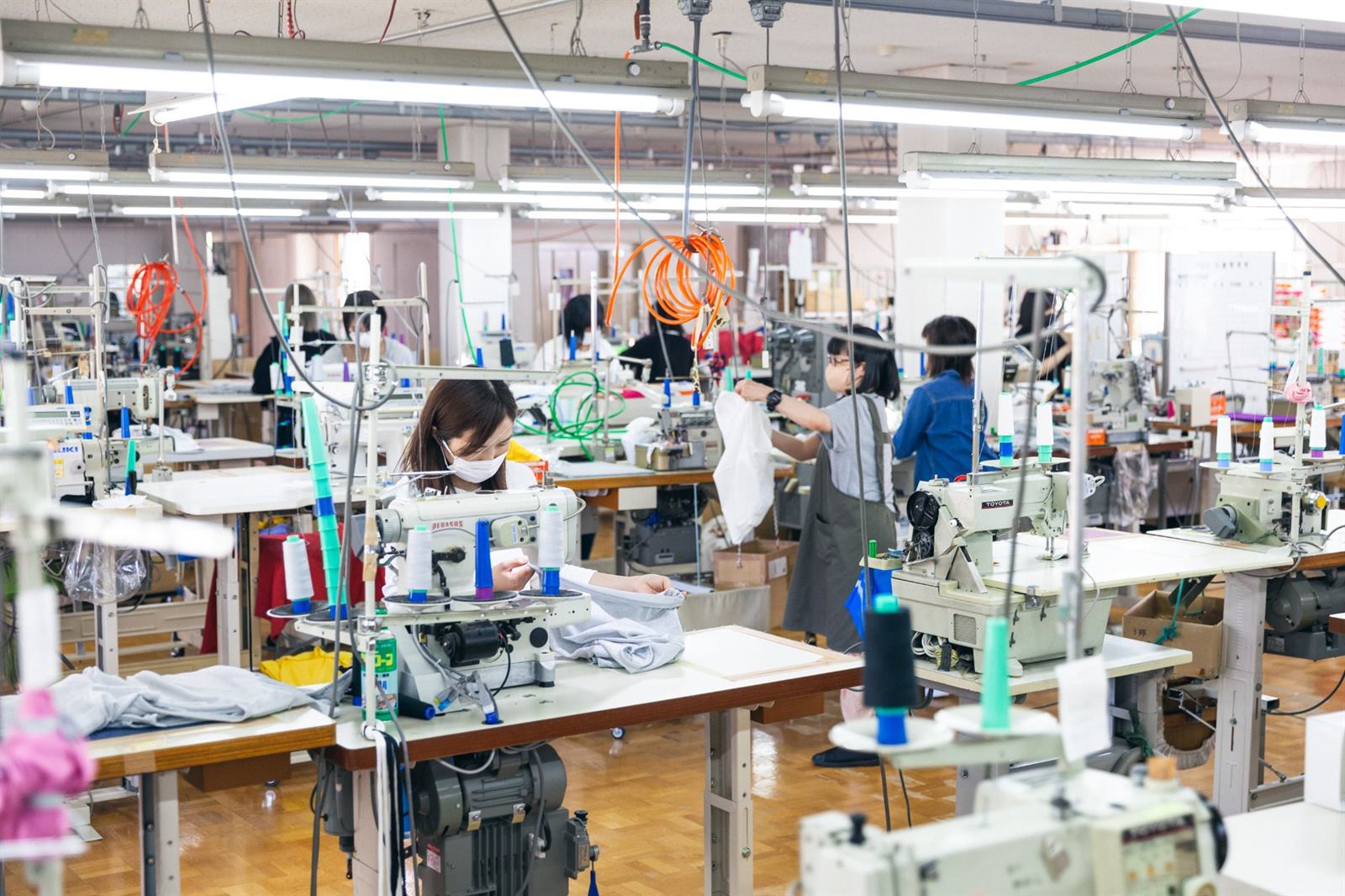 ミシンが並ぶ縫製の作業場